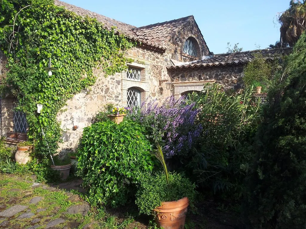 Relais De Charme - B&B Short Lets La Casa Di Francesca Sant'Agata Li Battiati Bed and breakfast